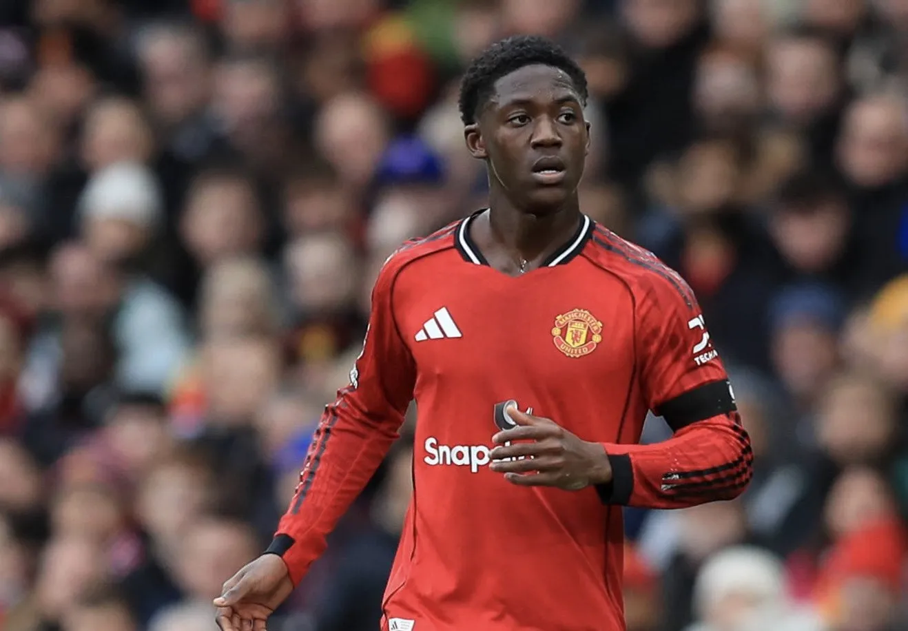 跟队：梅努续约谈判拖延很久，他在曼联的长期未来依然存疑